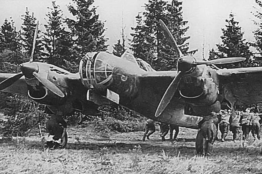 Подвиг советского летчика Михаила Ююкина: 5 августа 1939 года он совершил первый в истории авиации таран наземной цели