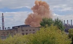 «Невозможно дышать»: гигантское ржавое облако едкого дыма заволокло небо над Челябинским металлургическим комбинатом