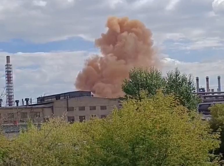 «Невозможно дышать»: гигантское ржавое облако едкого дыма заволокло небо над Челябинским металлургическим комбинатом 
