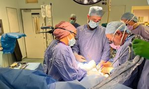 «Мужчины смогут рожать»: в Великобритании успешно провели революционную операцию по трансплантации матки