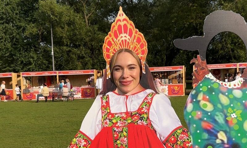 «В таком на свидание не пойдешь»: корреспондент «Блокнота» примерила самый большой в мире кокошник «В таком на свидание не пойдешь»: корреспондент «Блокнота» примерила самый большой в мире кокошник