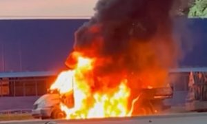 В центре Санкт-Петербурга на ходу загорелся и взорвался грузовик