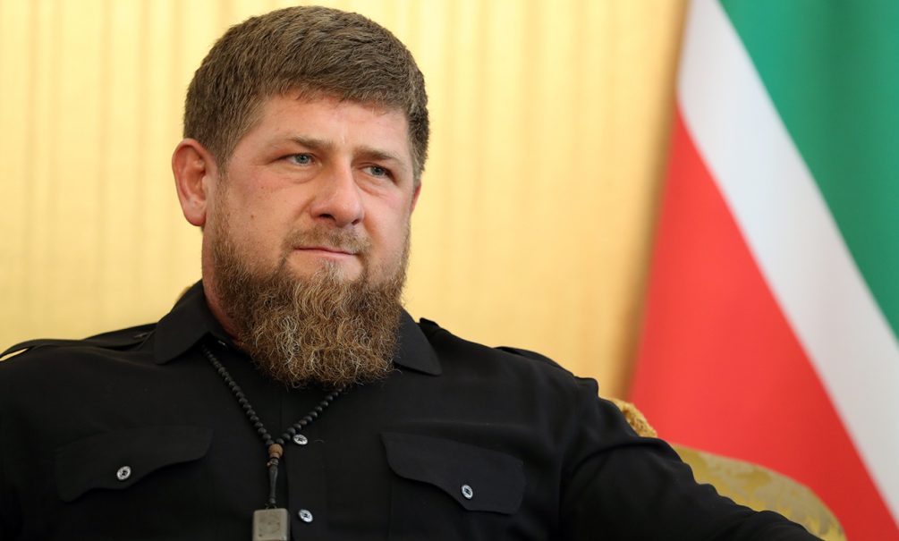 «Узнали, что генерал и трусливо разбежались»: Кадыров назвал спектаклем скандал с «пьяным» задержанием главы МЧС Чечни 
