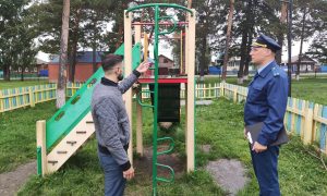 «Повис на поясе от халата»: в Красноярском крае 9-летний мальчик случайно погиб на детской площадке