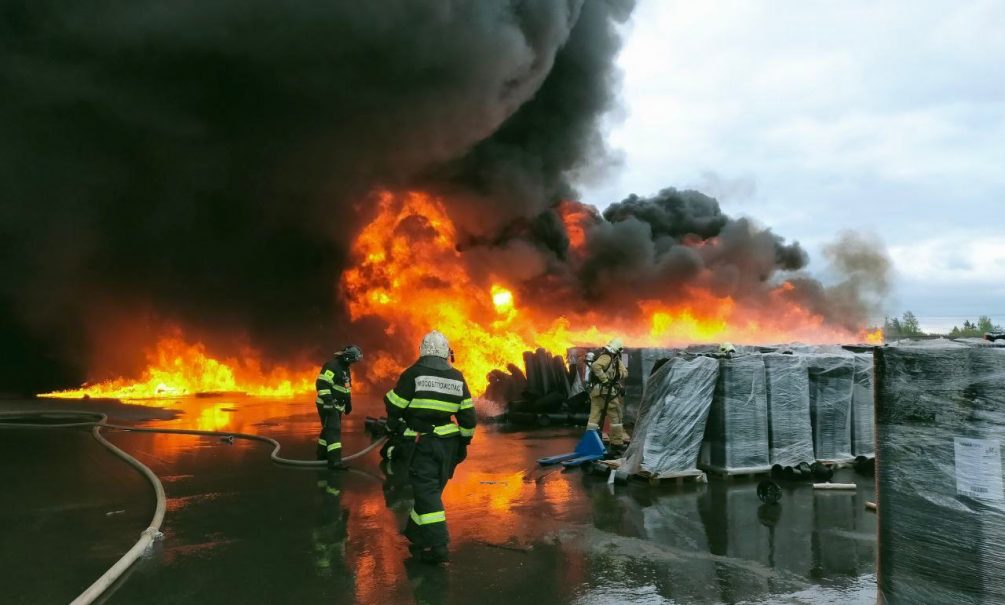 «Слышали взрыв»: стала известна причина мощного пожара на складе удобрений в Раменском 