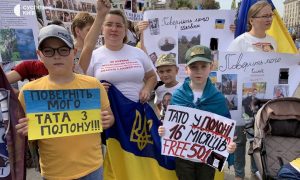 «Верните папу из плена»: в центре Киева на акцию протеста вышли жёны и дети пропавших без вести боевиков ВСУ