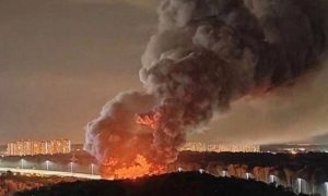 «Слышали взрывы»: подробности пожара на складе в Одинцове