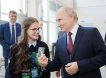 Путин встретился на космодроме Восточный с девочкой - создательницей спутников
