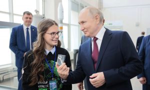 Путин встретился на космодроме Восточный с девочкой - создательницей спутников