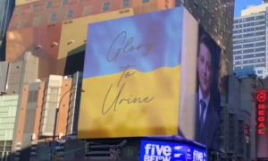 В США продолжают унижать Зеленского: в Нью-Йорке на украинском флаге написали «Слава Моче»