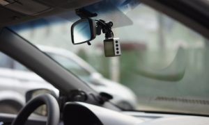 В России запретили вешать видеорегистраторы на лобовое стекло машины, но при одном условии