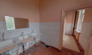 В Москве за 75 млн рублей выставили на продажу квартиру в пятиэтажке без горячей воды и лифта