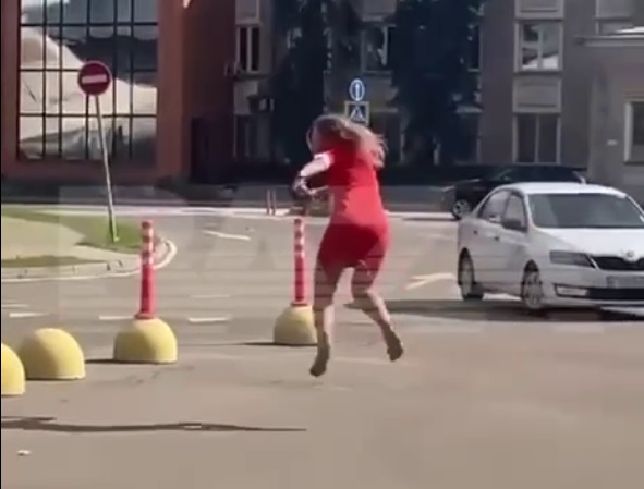 Смеялась и прыгала по машинам: Обезумевшую бортпроводницу задержали в Шереметьево