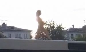 «Увезли в дурку»: в Кирове голая девушка устроила стриптиз на крыше автобуса