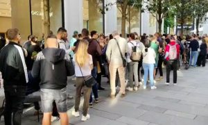 «Идите работать»: в Австрии возмущены украинскими беженцами, массово скупающими iPhone 15