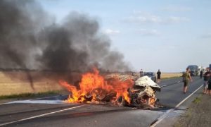 Две семьи сгорели заживо: Renault ударом в лоб перевернул грузовик DAF и загорелся на трассе Волгодонск — Зимовники