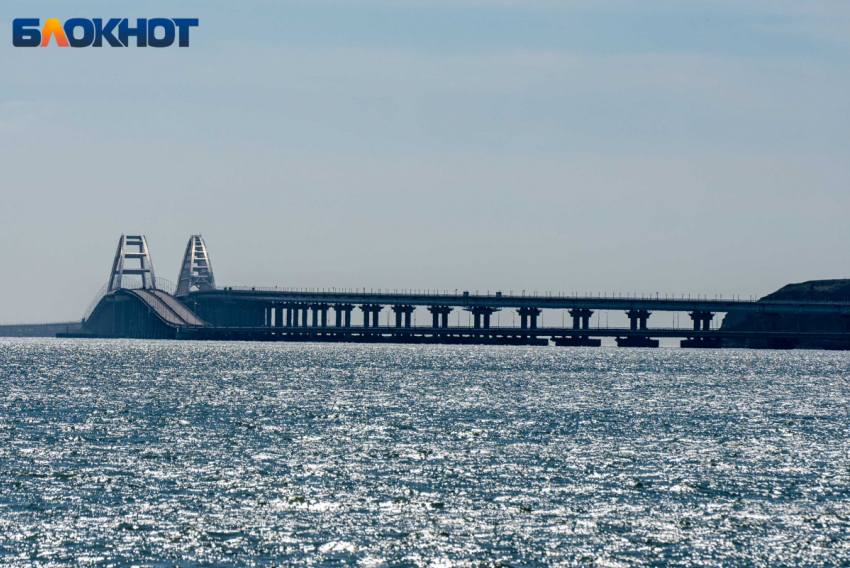 По Крымскому мосту пытались ударить тремя морскими беспилотниками 