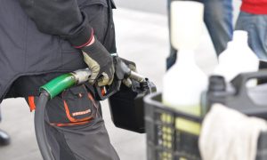 Алчность фраера сгубила: антимонопольщики возбудили первые дела из-за цен на бензин