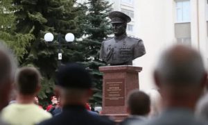 Во Владимире открыли памятник Герою России генералу Роману Кутузову