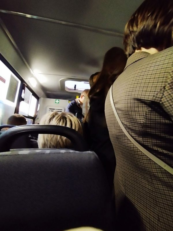 Кроме автобусов, на маршруте №882 работают маршрутки, но в них не протолкнуться