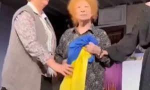 «Украинский флаг подсунул провокатор»: Ахеджакова прокомментировала обвинения в дискредитации ВС РФ