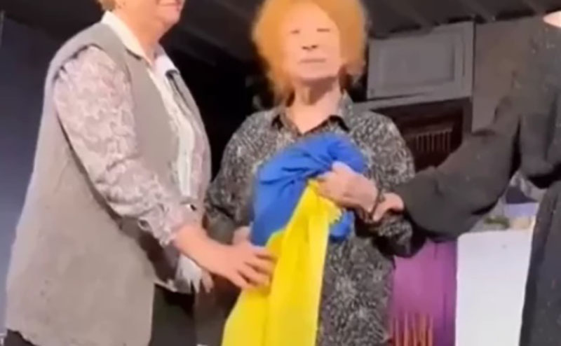«Украинский флаг подсунул провокатор»: Ахеджакова прокомментировала обвинения в дискредитации ВС РФ 