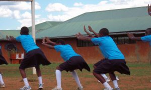 Таинственная болезнь парализовала ноги школьниц в Кении