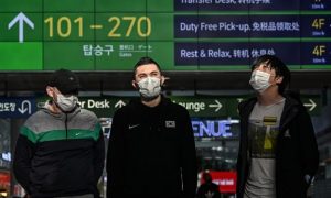Трое россиян год живут в зале ожидания аэропорта Южной Кореи
