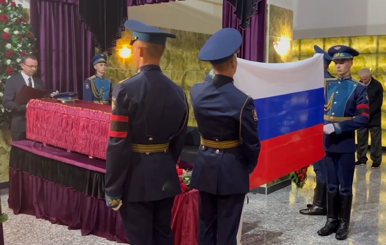 «Пусть предателя убьют»: в Екатеринбурге простились с штурманом угнанного на Украину МИ-8