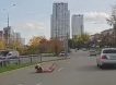«Увезли в дурдом»: в Екатеринбурге под колёса машины выкатилась голая женщина