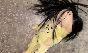 Красные кресты и кукла Вуду: на Урале известная блогерша провела ритуал чёрной магии у квартиры бывшего мужа