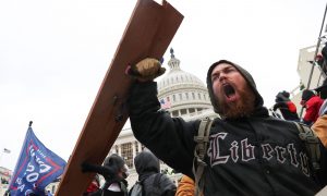 Беспорядки в США. Антивоенные протестующие ворвались в здание Капитолия