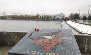 Да не умер он: памятник к 300-летию Екатеринбурга превратили в мем