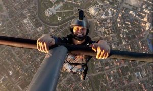 Сергей Бойцов прыгнул с парашютом над резиденцией Кадырова