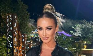 Отличница-Бузова опозорилась, перепутав китайский флаг с белорусским: пользователи высмеяли её