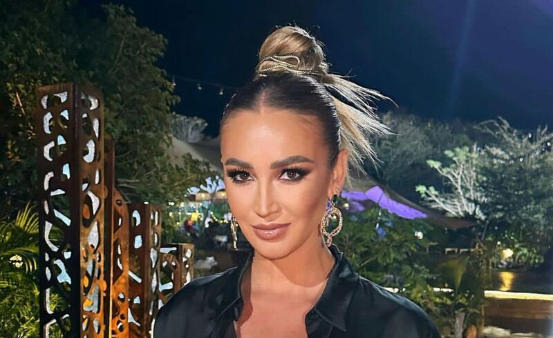 Отличница-Бузова опозорилась, перепутав китайский флаг с белорусским: пользователи высмеяли её Отличница-Бузова опозорилась, перепутав китайский флаг с белорусским: пользователи высмеяли её