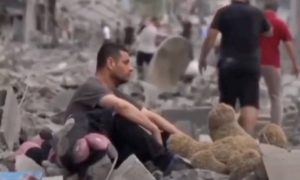 Шесть кровавых дней: палестинские мужчины - медики рыдают как дети, но рвутся спасать