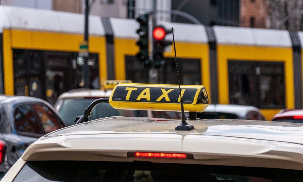 В России могут ввести штрафы за долгую парковку такси во дворах 