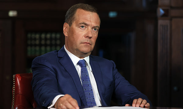 Медведев предупредил о возможности ударов по немецким военным заводам
