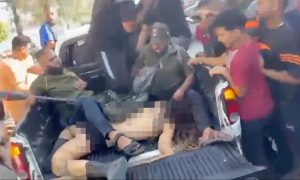 «Сломали ногу, плевали в лицо»: мать опознала похищенную боевиками ХАМАС дочь по жутким кадрам