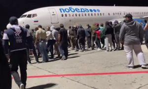 Толпа дагестанцев штурмует самолёты в аэропорту Махачкалы