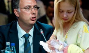 Человечище: почему олигарх Кирилл Дмитриев отказался от ребенка с заболеванием и выплат алиментов его матери