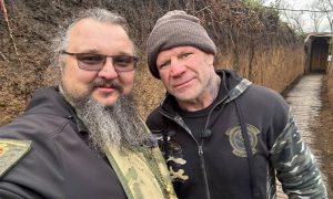 Протоиерей Петр Гриценко встретился с бойцом ММА Джеффом Монсоном в зоне СВО