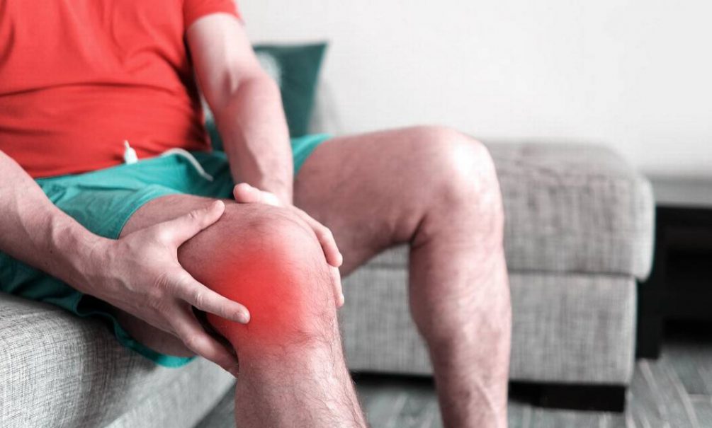 В колене что-то болит и хрустит: это артроз или артрит? 