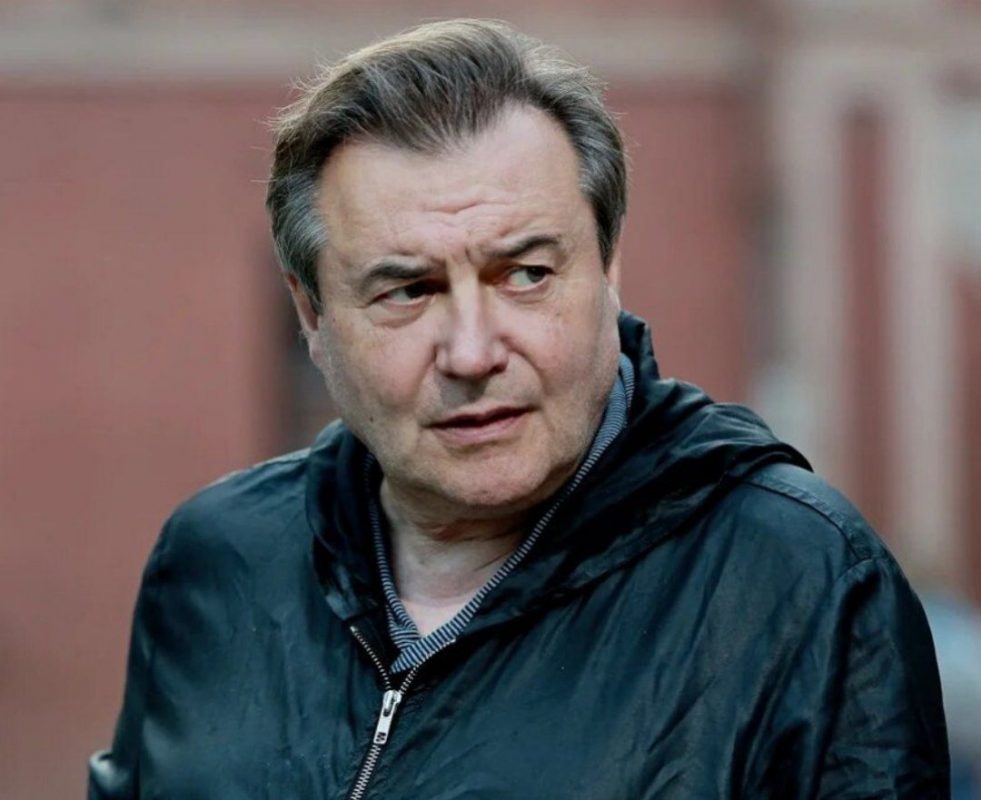 Младше на 46 лет: режиссер Алексей Учитель впервые вышел в свет со студенткой, которая родила от него дочь