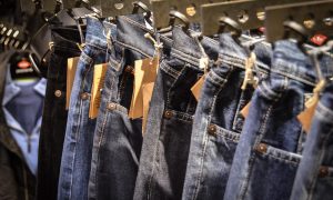 Россияне могут остаться без джинсов: обшивающая весь мир страна тонет в забастовках