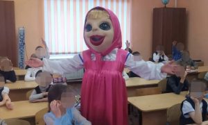«Помотала жизнь»: кемеровских школьников пришла пугать Маша из мультфильма «Маша и Медведь»