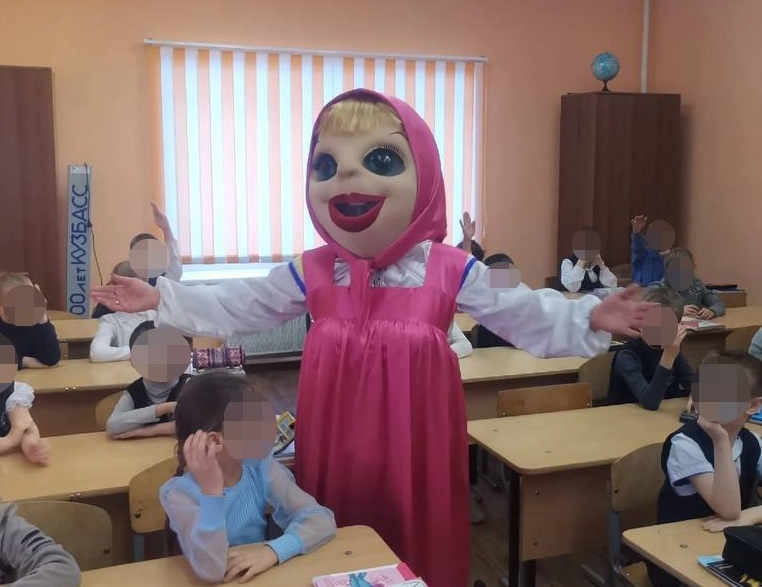 «Помотала жизнь»: кемеровских школьников пришла пугать Маша из мультфильма «Маша и Медведь» 