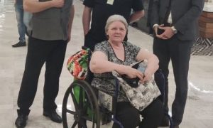 Россиянин бросил свою мать-инвалида на пороге российского консульства в Мехико