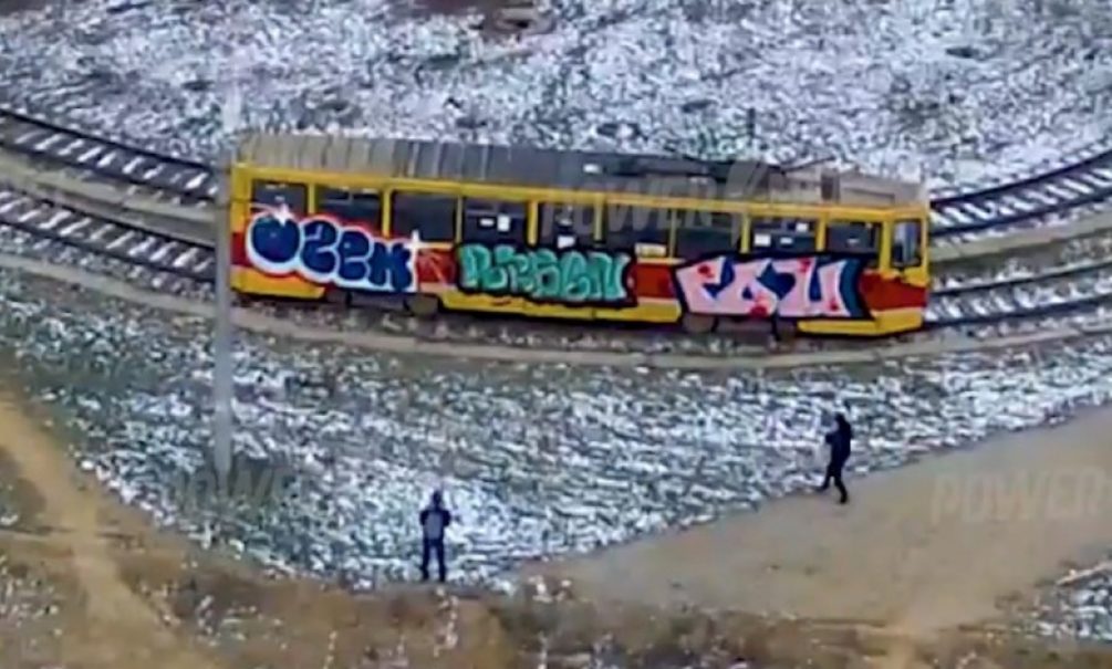 Волгоградские хулиганы быстро разрисовали трамвай, когда водитель ненадолго отлучился 